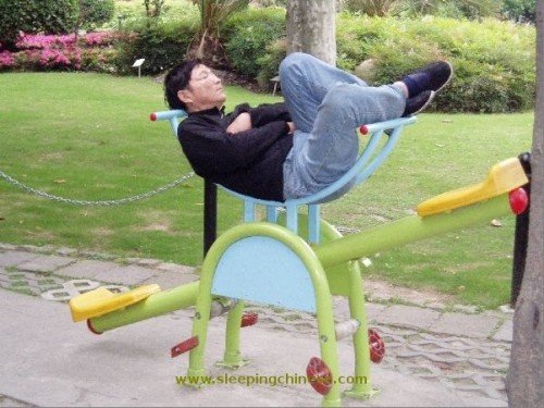 A photo of sleeping Chinese posted on Bernd Hagemann's website.[sleepingchinese.com]