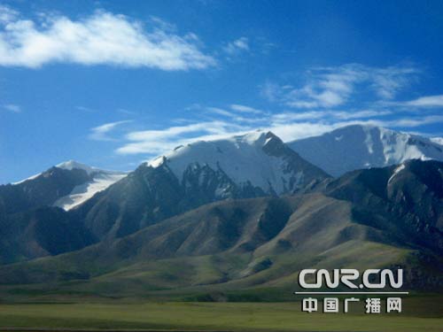 The snow line of the mountains in Sanjiangyuan is rising due to melting glaciers. 