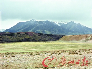The snow line of Animaqing Snow Mountain is rising due to melting glaciers. 