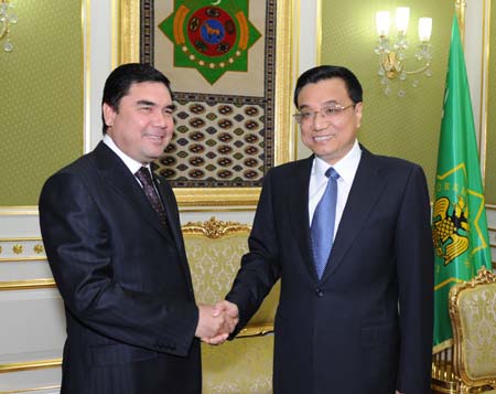 Chinese Vice Premier Li Keqiang (R) meets with Turkmenistan's President Gurbanguly Berdymukhamedov in Ashgabat of Turkmenistan, on June 24, 2009. (Xinhua/Li Xueren)