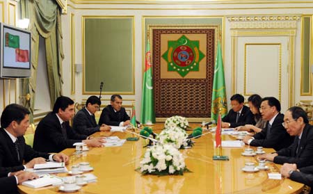 Chinese Vice Premier Li Keqiang (2nd R) meets with Turkmenistan's President Gurbanguly Berdymukhamedov (2nd L) in Ashgabat of Turkmenistan, on June 24, 2009. (Xinhua/Li Xueren)