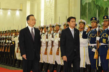 Chinese Premier Wen Jiabao (1st L) holds a welcoming ceremony for Thai Prime Minister Abhisit Vejjajiva (2nd L) at the Great Hall of the People in Beijing, capital of China, June 24, 2009. (Xinhua/Huang Jingwen)