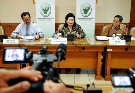 Indonesian Health Minister Siti Fadilah Supari (C) speaks during a press conference in Jakarta, capital of Indonesia, June 24, 2009. Supari confirmed here on Wednesday that a 37-year-old Indonesian pilot and a 22-year-old British woman were tested positive for A/H1N1 flu virus in the country. It is the first time for Indonesia to report A/H1N1 flu cases. (Xinhua/Yue Yuewei)