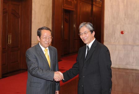 Chinese Vice Foreign Minister Wang Guangya (L) shakes hands with Japanese Vice Foreign Minister Mitoji Yabunaka prior to the 10th strategic dialogue between the two countries at the Diaoyutai State Guesthouse in Beijing June 24, 2009. China and Japan held their 10th strategic dialogue in Beijing on Wednesday. (Xinhua/Ding Lin) 