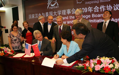 Gaston Caperton, president of College Board, and Xu Lin, editor-in-chief of Hanban, sign an initiatives agreement to facilitate further bilateral cooperation between China and the US, in Beijing's Confucius Institute Headquarters on Wednesday afternoon, June 24th, 2009.