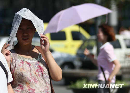 Heat wave hit Zhengzhou, Henan Province, on June 24. A heat wave blasted provinces across China with temperatures exceeding 40 degrees Celsius Wednesday, meteorologists said.