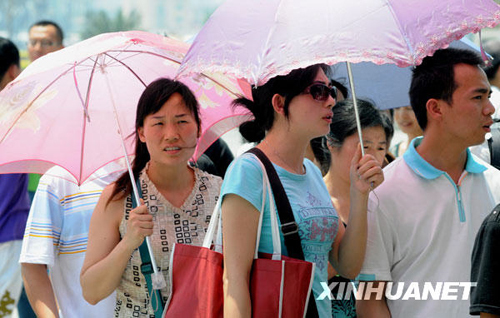 Heat wave hit Tianjin on June 24. A heat wave blasted provinces across China with temperatures exceeding 40 degrees Celsius Wednesday, meteorologists said.