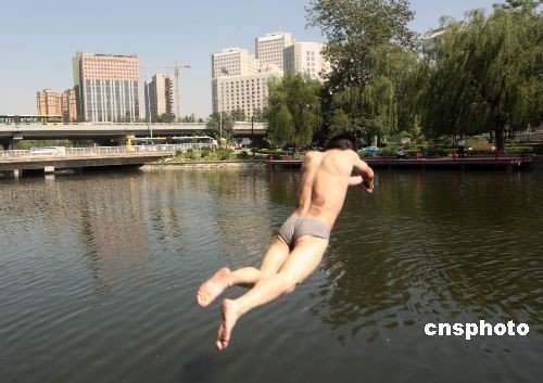 Heat wave hit Beijing on June 24. A heat wave blasted provinces across China with temperatures exceeding 40 degrees Celsius Wednesday, meteorologists said. 