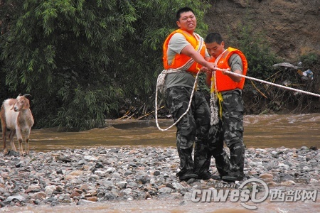 A father and a son grazing sheep near a riverbed in Fengxian County, Shaanxi Province, were trapped for seven hours on Friday morning after a sudden flood. They were saved by firefighters.