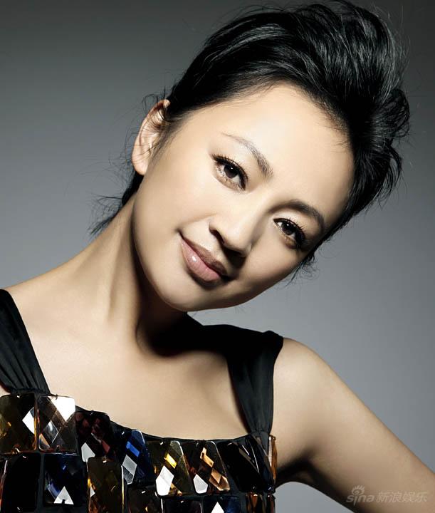 Actress Luo Haiqiong shows her perfect figure