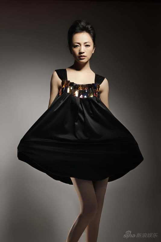 Actress Luo Haiqiong shows her perfect figure