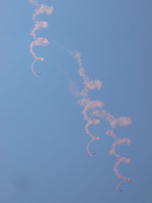 Parachuters perform style jumping at the opening ceremony of an invitational skydiving competition in Kaifeng, central China's Henan Province, June 25, 2009. [Li Junsheng/Xinhua]