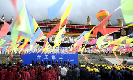 The ground-breaking ceremony of the water supply and drainage project is held at the Drepung monastery in Lhasa, southwest China's Tibet Autonomous Region, on June 25, 2009. [Purbu Zhaxi/Xinhua]