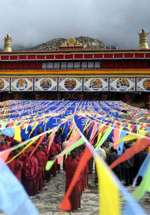 The ground-breaking ceremony of the water supply and drainage project is held at the Drepung monastery in Lhasa, southwest China's Tibet Autonomous Region, on June 25, 2009. [Purbu Zhaxi/Xinhua]