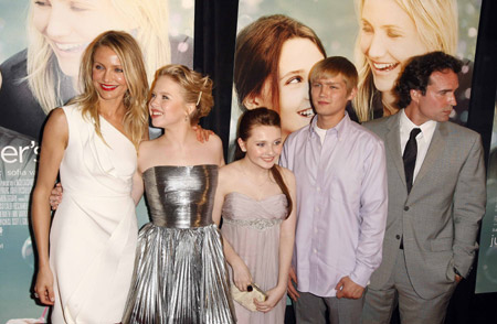  Actors (L-R) Cameron Diaz, Sofia Vassilieva, Abigail Breslin, Evan Ellinson and Jason Patric arrive at the world premiere of 'My Sister's Keeper' in New York June 24, 2009.[Xinhua/Reuters]