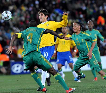 Kaka (L2) of Brazil vies for the ball during the semifinal match against South Africa at the FIFA Confederations Cup in Johannesburg, South Africa, June 25, 2009. Brazil won 1-0 and advanced to the final. (Xinhua Photo) 