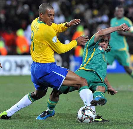 Gilberto Silva (L) of Brazil vies for the ball during the semifinal match against South Africa at the FIFA Confederations Cup in Johannesburg, South Africa, June 25, 2009. Brazil won 1-0 and advanced to the final. (Xinhua Photo) 
