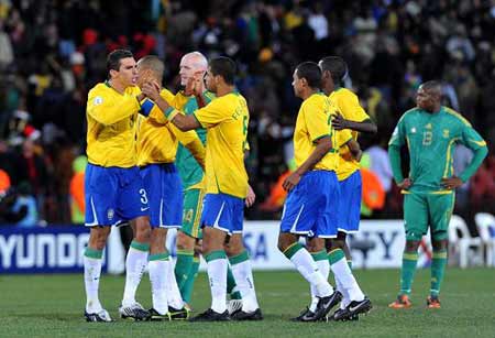 Players of Brazil celebrate their victory after the semifinal match against South Africa at the FIFA Confederations Cup in Johannesburg, South Africa, June 25, 2009. Brazil won 1-0 and advanced to the final. (Xinhua Photo) 