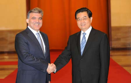 Chinese President Hu Jintao (R) shakes hands with visiting Turkish President Abdullah Gul during a welcoming ceremony for Gul at the Great Hall of the People in Beijing, capital of China, on June 25, 2009. (Xinhua/Ma Zhancheng)