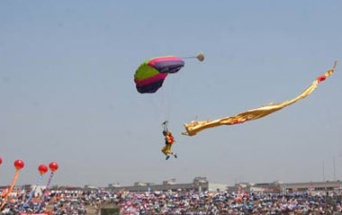 A parachuter performs style jumping at the opening ceremony of an invitational skydiving competition in Kaifeng, central China's Henan Province, June 25, 2009. More than 40 parachuting athletes take part in the competition.