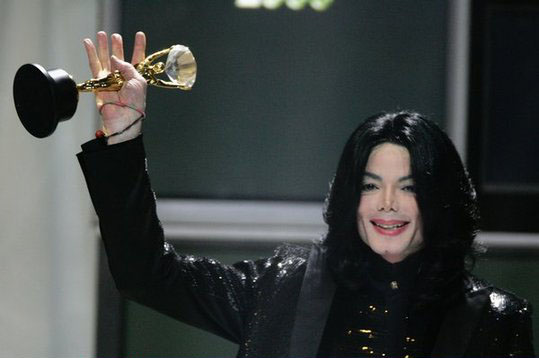 Michael Jackson receives the Diamond Award china .cn