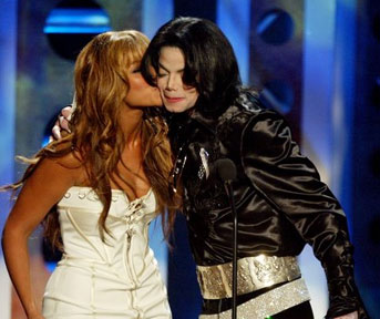Michael Jackson wins the 2003 Humanitarian Award