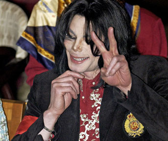 Michael Jackson receives the Humanitarian Award in 2004