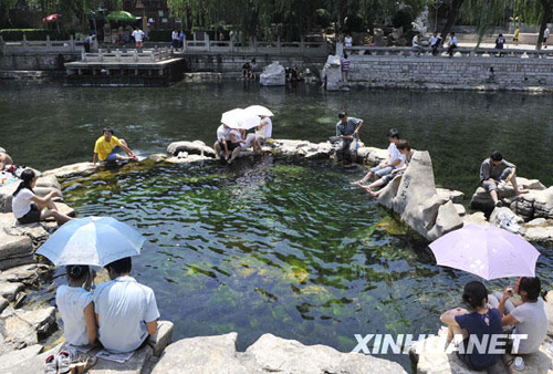 According to the Jinan Education Bureau, if the temperature reaches or exceeds 38 degrees Celsius, schools can suspend classes with the approval of education authorities. On Wednesday, the temperature in Jinan hit 40.8 degrees Celsius.
