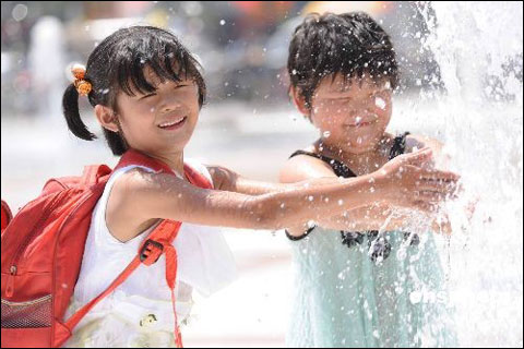 Heat wave persists with temperatures of more than 40 degrees Celsius in Zhenzhou, Henan Province, on June 24.