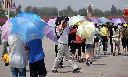 A heat wave hit Beijing on June 24. Heat wave persiss with temperatures of more than 40 degrees Celsius in many areas in China on these days. 