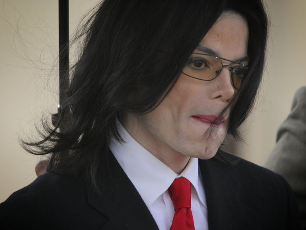 Michael Jackson leaves The Santa Maria Superior Courthouse on the fifth day of his child molestation trial, March 4, 2005.