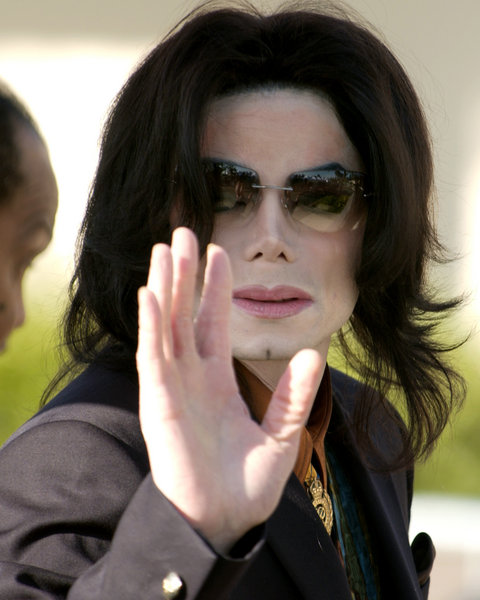 Michael Jackson walks into the Santa Barbara County Courthouse in Santa Maria, California for his child molestation trail, March 15, 2005.