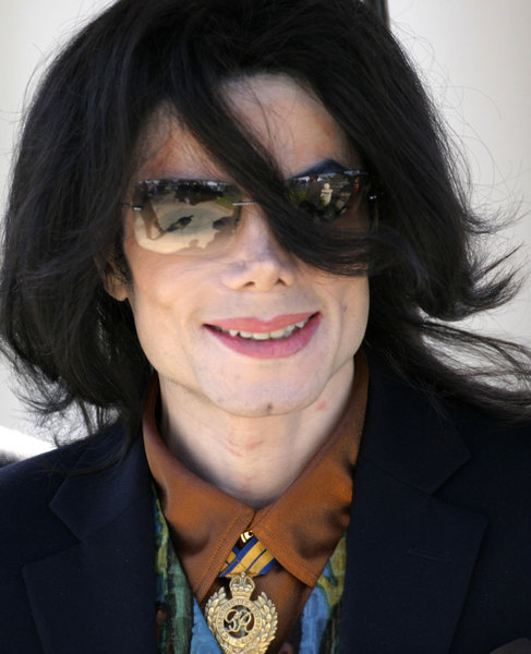 Michael Jackson walks into the Santa Barbara County Courthouse in Santa Maria, California for his child molestation trail, March 15, 2005.