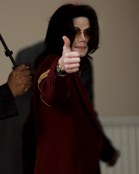 Michael Jackson acknowledges fans as he enters the Santa Barbara County Courthouse in Santa Maria, California for the fourteenth day of his child molestation trial, March 17, 2005.
