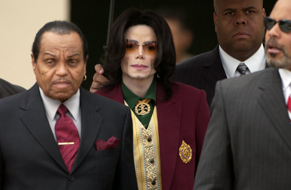 Michael Jackson, surrounded by bodyguards and his father Joe, leaves the Santa Barbara County Courthouse in Santa Maria, for the fourteenth day of his child molestation trialMarch 17, 2005.