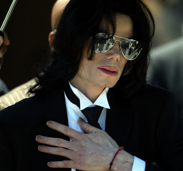  Michael Jackson puts his hand on his chest as he leaves the Santa Barbara County Courthouse after listening to the verdict in his trial on allegations of child molestation June 13, 2005, Santa Maria, California. [CFP]