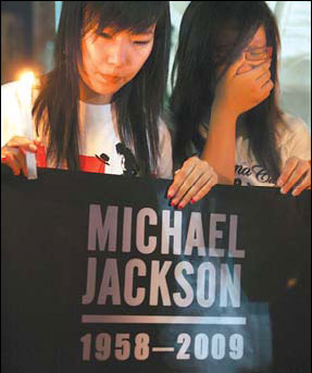 Jackson fans mourn their icon's death at a candlelight vigil in Tianjin. 