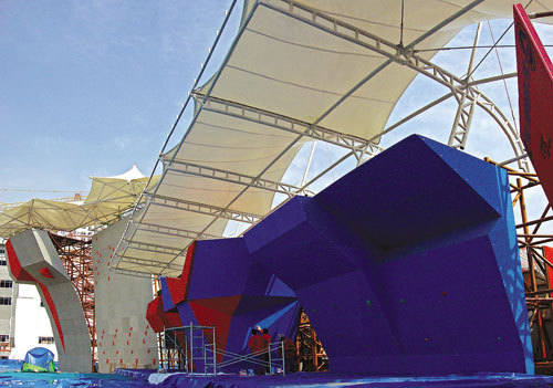 The venue, which costs four million yuan (about US$588,235) to built, has four tracks for lead climbing, four for speed climbing, six for bouldering and nine for warm-ups. [Photo from www.qhnews.com]