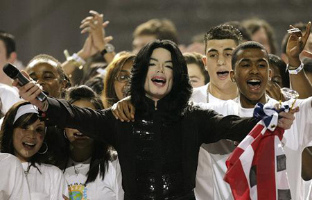 US pop star Michael Jackson performs 'We are the World' during the World Music Awards at Earl's Court in London in this file photo on November 15, 2006. [Xinhua]