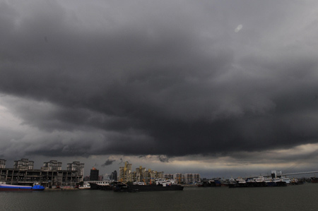 The skyline of Haikou, capital of south China's Hainan Province, is overcast by clouds, June 26, 2009 as tropical storm Nangka approaches. [Photo: Xinhua]