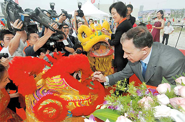 President of the Romanian Senate Mircea Geoana (right) and Zhong Yanqun, deputy director of the World Expo Shanghai Executive Committee, dot the eyes of two 'lions,' signifying construction has started on the Romania Pavilion, yesterday.