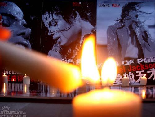 Michael Jackson fans mourn their icon's death at a candlelight vigil in China on June 26. Jackson, 50, the iconic pop star, died after going into cardiac arrest in a hospital today in Los Angeles, California. [Photo from www.sina.com.cn] 