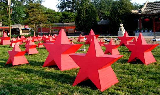 Di Naizhuang created this installation, &apos;Red Star, Red Star,&apos; for the Old Summer Palace&apos;s 14th annual Lotus Festival. The 88 red stars on the South Gate square pays tribute to the 88th anniversary of the Communist Party&apos;s founding, which falls on the same day as the festival&apos;s opening on Wednesday.