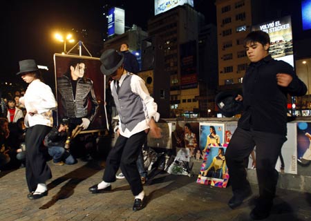 Fans perform to pay homage to late pop star Michael Jackson in Buenos Aires, June 26, 2009.