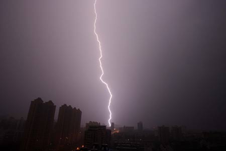 Lightning is seen over Wuhan, capital of central China's Hubei Province, as a thunderstorm hits the city June 28, 2009. [Jin Siliu/Xinhua] 