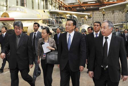 Chinese Vice Premier Li Keqiang (2nd R Front), accompanied by Uzbekistan's Deputy Prime Minister Ergash Shaismatov (1st R Front), visits Chkalov plane manufactory in Tashkent June 28, 2009. (Xinhua/Li Xueren)