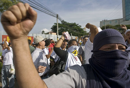 Demonstrators hold a rally at the presidential house in Tegucigalpa, capital of Honduras, on June 28, 2009, calling for the release of Honduran President Manuel Zelaya. Honduran troops arrested President Manuel Zelaya in an apparent military coup Sunday to stop him pressing ahead with a constitutional referendum, in a move triggering global concern. (Xinhua/David)