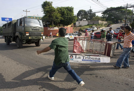 Demonstrators hold a rally, calling for the release of Honduran President Manuel Zelaya and preventing soldiers entering the presidential house in Tegucigalpa, capital of Honduras, on June 28, 2009. Honduran troops arrested President Manuel Zelaya in an apparent military coup Sunday to stop him pressing ahead with a constitutional referendum, in a move triggering global concern. (Xinhua/David)