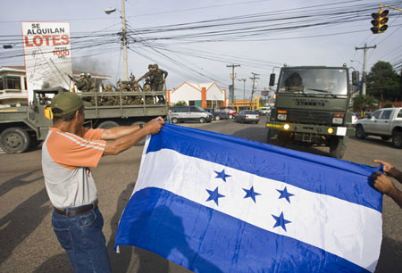 Demonstrators hold a rally, calling for the release of Honduran President Manuel Zelaya and preventing soldiers entering the presidential house in Tegucigalpa, capital of Honduras, on June 28, 2009. Honduran troops arrested President Manuel Zelaya in an apparent military coup Sunday to stop him pressing ahead with a constitutional referendum, in a move triggering global concern. (Xinhua/David)