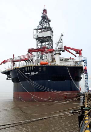 Photo taken on June 28, 2009 shows the Sevan Driller, the world's first cylinder-shaped deep sea water crude oil rig and bulky storage platform, which is constructed by the Nantong Shipyard under China Ocean Shipping (Group) Company (COSCO), being unveiled during a launching ceremony in Nantong City, east China's Jiangsu Province. The rig boasts a capacity of drilling wells up to 40,000 feet in water depths of up to 12,500 feet, a variable deckload of more than 15,000 metric tons and high storage capacity of bulk materials.(Xinhua/He Jianrong) 